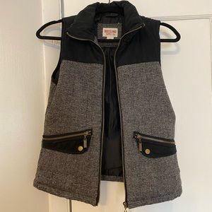 Mossimo black and white vest
